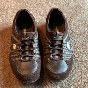 Skechers slip on tennis shoes